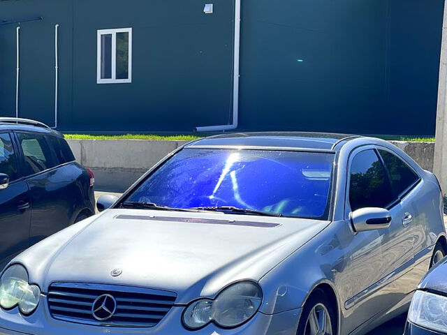 Сірий Мерседес Ц-Клас, об'ємом двигуна 2 л та пробігом 270 тис. км за 5000 $, фото 3 на Automoto.ua