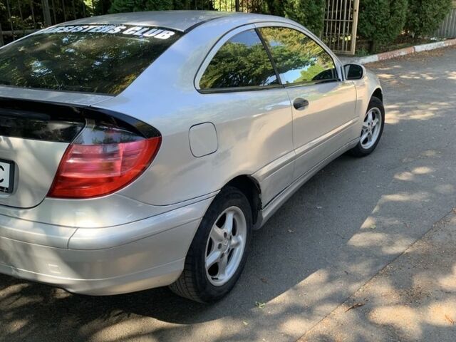 Серый Мерседес Ц-Класс, объемом двигателя 2 л и пробегом 269 тыс. км за 2900 $, фото 2 на Automoto.ua