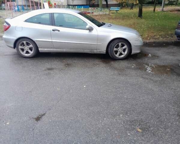 Сірий Мерседес Ц-Клас, об'ємом двигуна 2 л та пробігом 380 тис. км за 1100 $, фото 1 на Automoto.ua