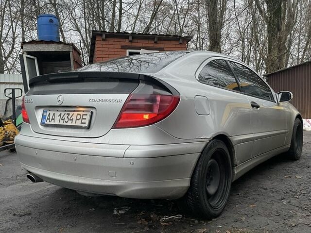 Серый Мерседес Ц-Класс, объемом двигателя 2 л и пробегом 274 тыс. км за 2450 $, фото 1 на Automoto.ua