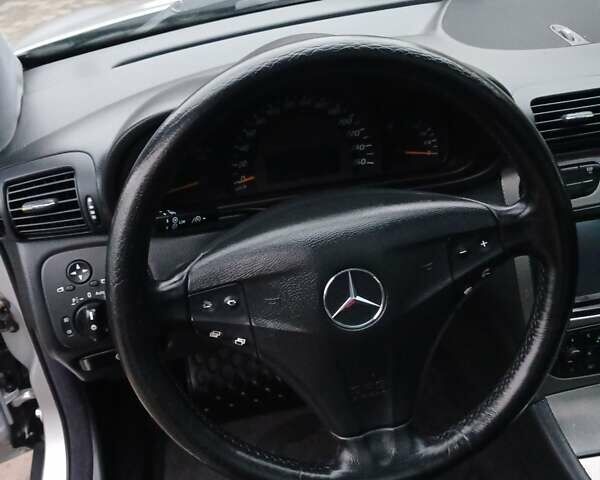 Серый Мерседес Ц-Класс, объемом двигателя 2 л и пробегом 209 тыс. км за 3999 $, фото 9 на Automoto.ua