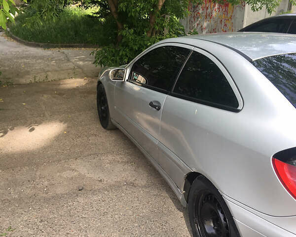 Мерседес Ц-Клас 2001 у Івано-Франківську на Automoto.ua Сірий Мерседес Ц-Клас, об'ємом двигуна 2 л та пробігом 255 тис. км за 3800 $, фото 12 на Automoto.ua
