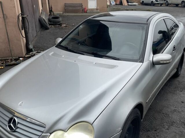 Серый Мерседес Ц-Класс, объемом двигателя 2 л и пробегом 274 тыс. км за 2450 $, фото 3 на Automoto.ua