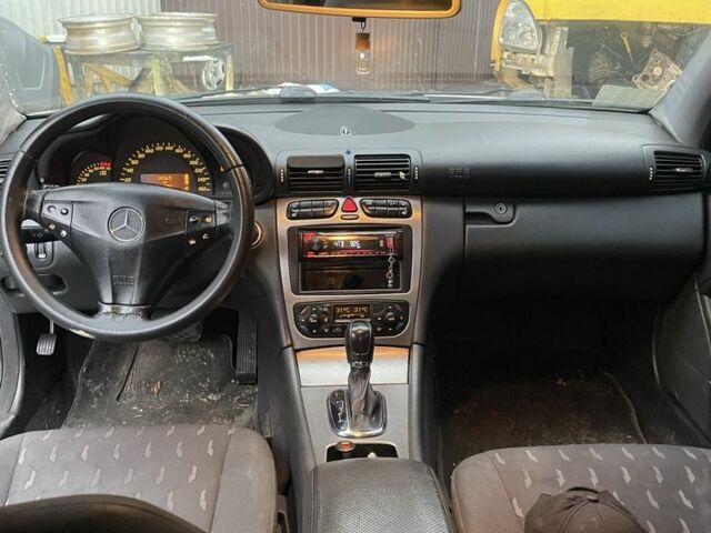 Серый Мерседес Ц-Класс, объемом двигателя 2 л и пробегом 274 тыс. км за 2450 $, фото 5 на Automoto.ua