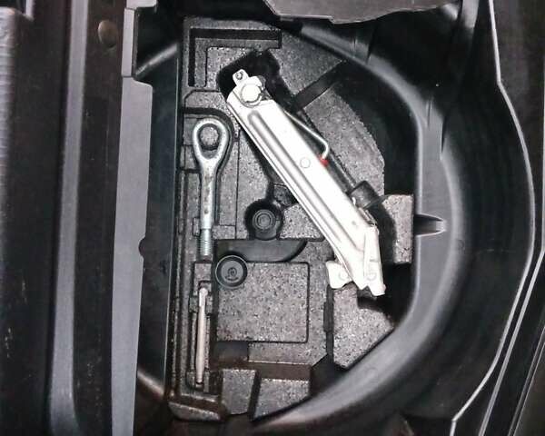 Серый Мерседес Ц-Класс, объемом двигателя 2 л и пробегом 209 тыс. км за 3999 $, фото 26 на Automoto.ua