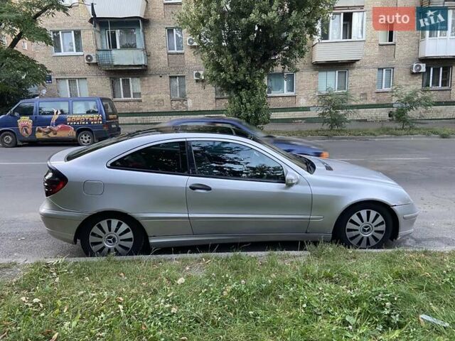Серый Мерседес Ц-Класс, объемом двигателя 2 л и пробегом 296 тыс. км за 5500 $, фото 5 на Automoto.ua