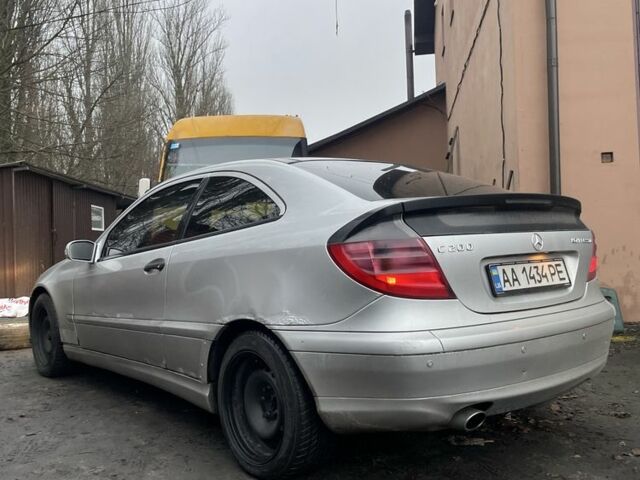 Серый Мерседес Ц-Класс, объемом двигателя 2 л и пробегом 274 тыс. км за 2450 $, фото 2 на Automoto.ua