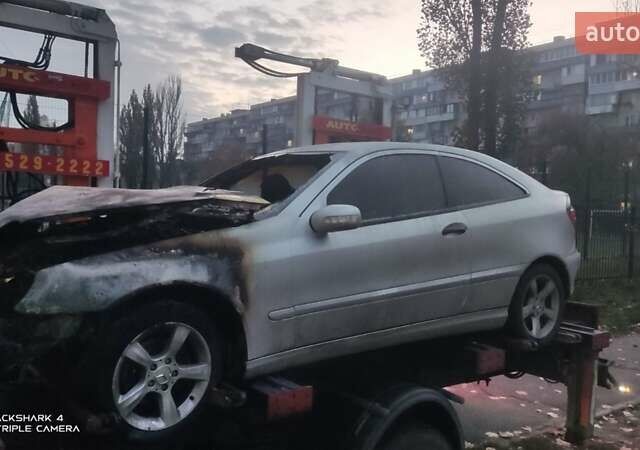 Сірий Мерседес Ц-Клас, об'ємом двигуна 2 л та пробігом 380 тис. км за 1100 $, фото 2 на Automoto.ua