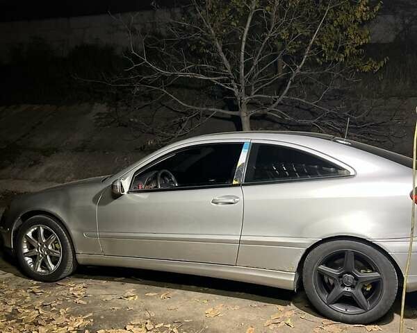 Серый Мерседес Ц-Класс, объемом двигателя 2.3 л и пробегом 334 тыс. км за 5000 $, фото 2 на Automoto.ua