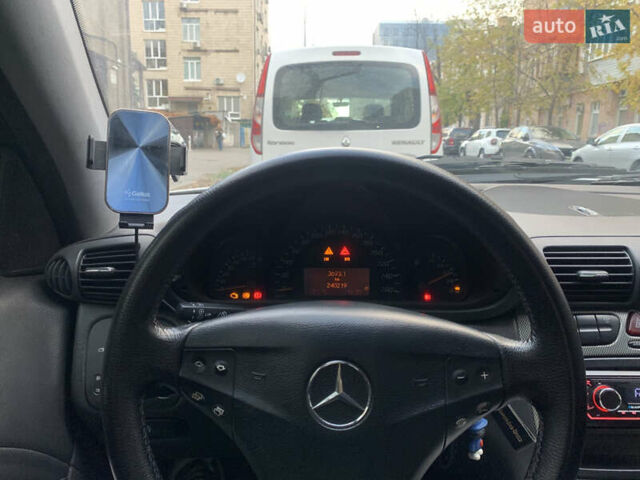 Мерседес Ц-Клас 2002 у Києві на Automoto.ua Сірий Мерседес Ц-Клас, об'ємом двигуна 2 л та пробігом 240 тис. км за 3500 $, фото 4 на Automoto.ua