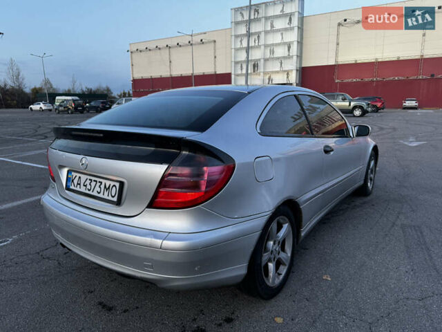 Сірий Мерседес Ц-Клас, об'ємом двигуна 2 л та пробігом 300 тис. км за 2999 $, фото 4 на Automoto.ua