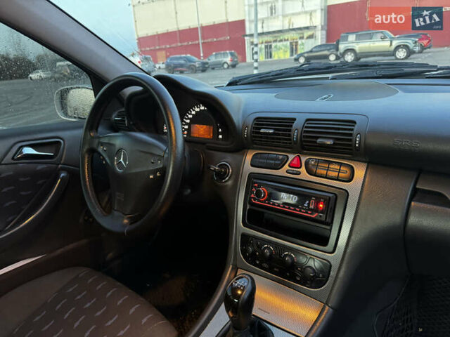 Сірий Мерседес Ц-Клас, об'ємом двигуна 2 л та пробігом 300 тис. км за 2999 $, фото 6 на Automoto.ua
