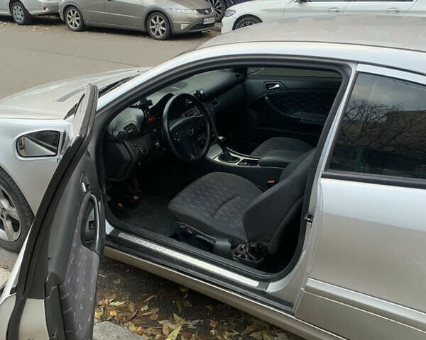 Мерседес Ц-Клас 2002 у Києві на Automoto.ua Сірий Мерседес Ц-Клас, об'ємом двигуна 2 л та пробігом 240 тис. км за 3500 $, фото 2 на Automoto.ua