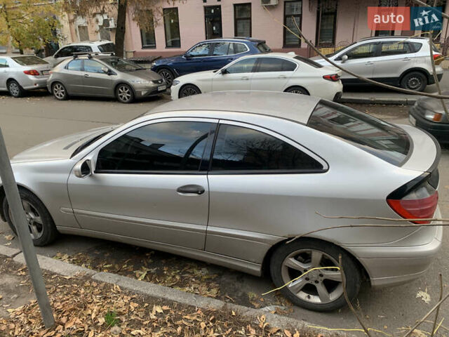 Мерседес Ц-Клас 2002 у Києві на Automoto.ua Сірий Мерседес Ц-Клас, об'ємом двигуна 2 л та пробігом 240 тис. км за 3500 $, фото 3 на Automoto.ua