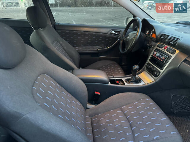 Сірий Мерседес Ц-Клас, об'ємом двигуна 2 л та пробігом 300 тис. км за 2999 $, фото 5 на Automoto.ua