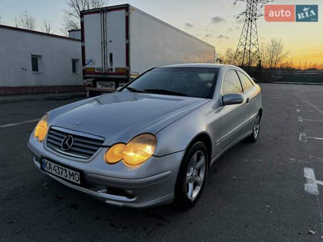 Сірий Мерседес Ц-Клас, об'ємом двигуна 2 л та пробігом 300 тис. км за 2999 $, фото 2 на Automoto.ua
