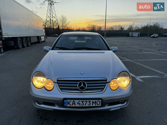 Сірий Мерседес Ц-Клас, об'ємом двигуна 2 л та пробігом 300 тис. км за 2999 $, фото 1 на Automoto.ua