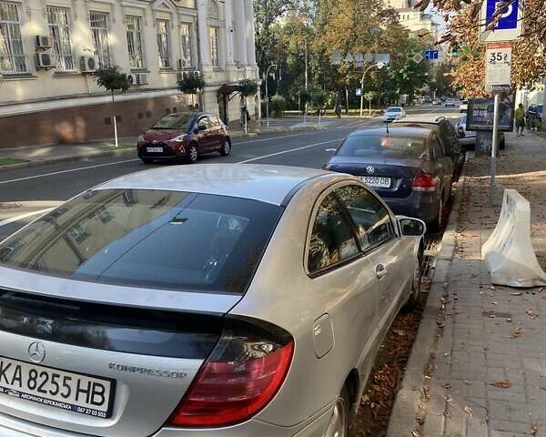 Серый Мерседес Ц-Класс, объемом двигателя 1.8 л и пробегом 279 тыс. км за 3000 $, фото 1 на Automoto.ua