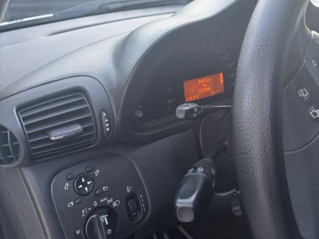 Мерседес Ц-Класс 2003 в Тернополе на Automoto.ua Серый Мерседес Ц-Класс, объемом двигателя 2.1 л и пробегом 260 тыс. км за 5050 $, фото 5 на Automoto.ua