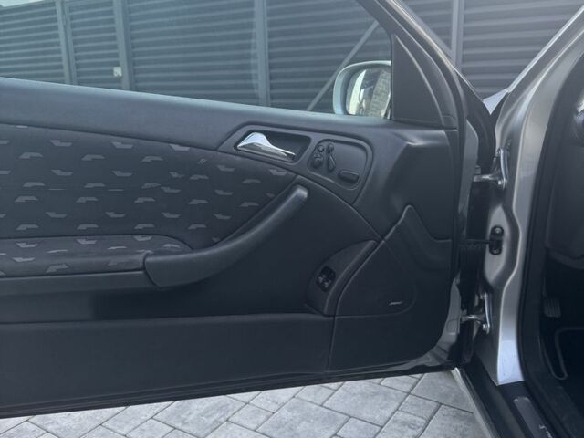 Мерседес Ц-Класс 2003 в Тернополе на Automoto.ua Серый Мерседес Ц-Класс, объемом двигателя 2.1 л и пробегом 260 тыс. км за 5050 $, фото 4 на Automoto.ua