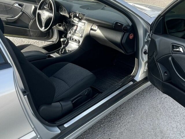 Серый Мерседес Ц-Класс, объемом двигателя 1.8 л и пробегом 250 тыс. км за 5000 $, фото 8 на Automoto.ua