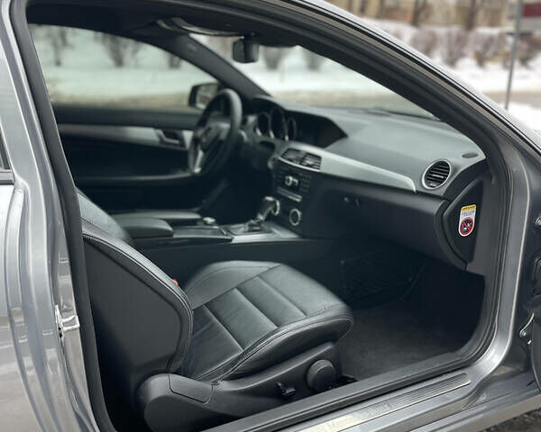 Серый Мерседес Ц-Класс, объемом двигателя 2.1 л и пробегом 264 тыс. км за 11900 $, фото 6 на Automoto.ua