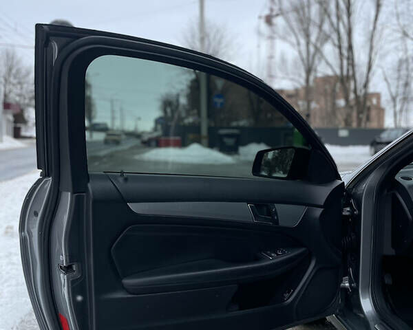 Серый Мерседес Ц-Класс, объемом двигателя 2.1 л и пробегом 264 тыс. км за 11900 $, фото 4 на Automoto.ua