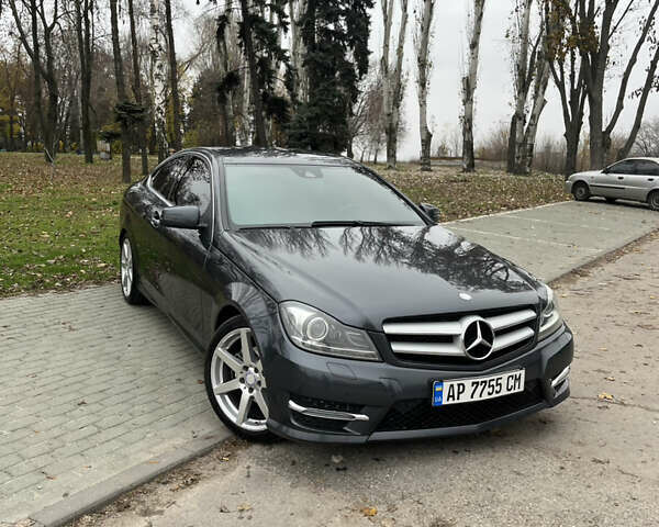 Серый Мерседес Ц-Класс, объемом двигателя 1.8 л и пробегом 260 тыс. км за 13500 $, фото 1 на Automoto.ua