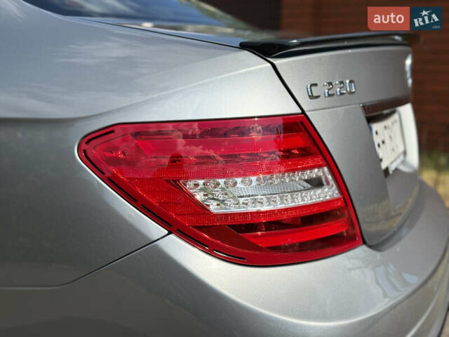 Сірий Мерседес Ц-Клас, об'ємом двигуна 2.14 л та пробігом 132 тис. км за 18000 $, фото 14 на Automoto.ua