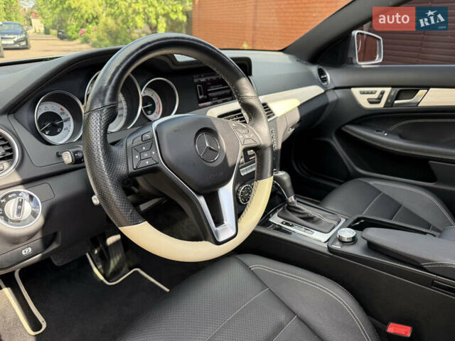 Сірий Мерседес Ц-Клас, об'ємом двигуна 2.14 л та пробігом 132 тис. км за 18000 $, фото 23 на Automoto.ua