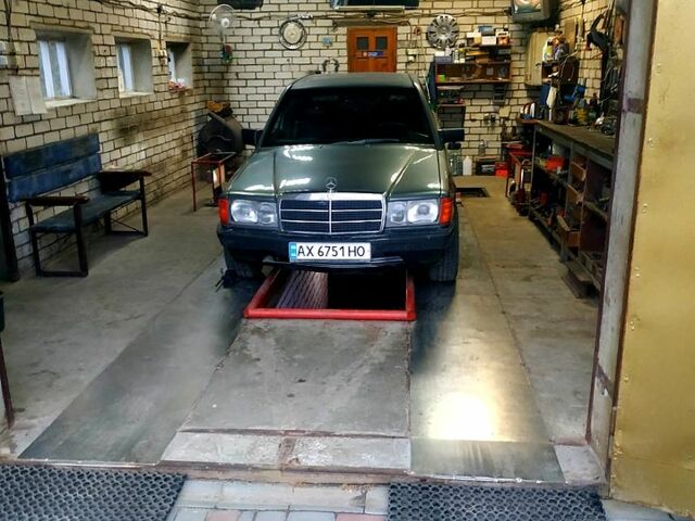 Серый Мерседес Ц-Класс, объемом двигателя 2 л и пробегом 470 тыс. км за 1500 $, фото 1 на Automoto.ua