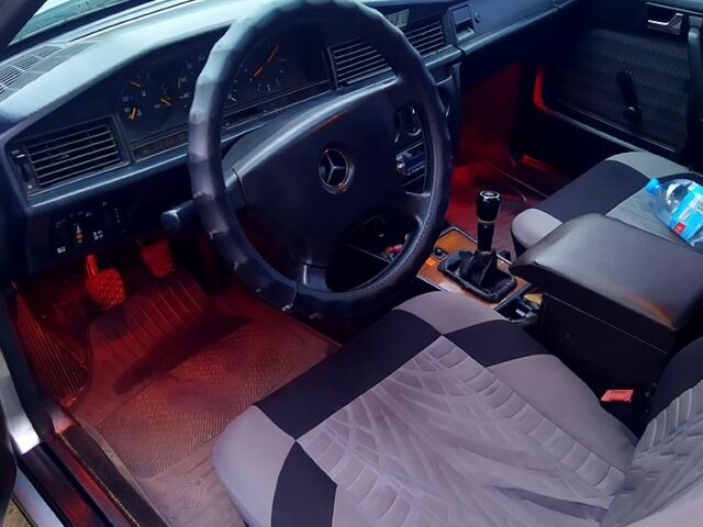 Серый Мерседес Ц-Класс, объемом двигателя 2 л и пробегом 200 тыс. км за 2200 $, фото 3 на Automoto.ua