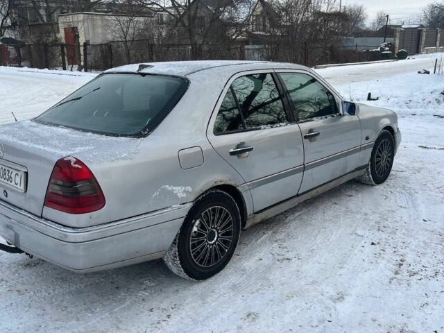 Сірий Мерседес Ц-Клас, об'ємом двигуна 1.8 л та пробігом 400 тис. км за 2500 $, фото 3 на Automoto.ua