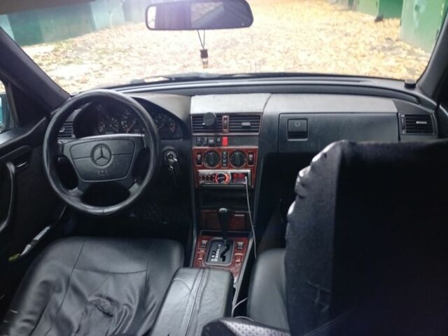 Серый Мерседес Ц-Класс, объемом двигателя 1.8 л и пробегом 500 тыс. км за 1900 $, фото 8 на Automoto.ua