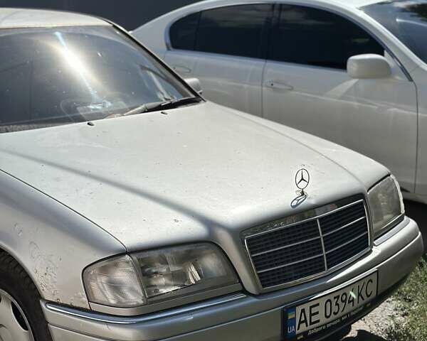 Мерседес Ц-Класс 1993 в Днепре (Днепропетровске) на Automoto.ua Серый Мерседес Ц-Класс, объемом двигателя 2 л и пробегом 200 тыс. км за 2454 $, фото 5 на Automoto.ua
