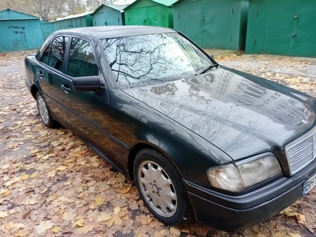 Серый Мерседес Ц-Класс, объемом двигателя 1.8 л и пробегом 500 тыс. км за 1900 $, фото 12 на Automoto.ua