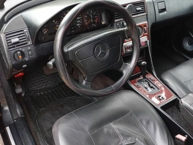 Серый Мерседес Ц-Класс, объемом двигателя 1.8 л и пробегом 500 тыс. км за 1900 $, фото 7 на Automoto.ua