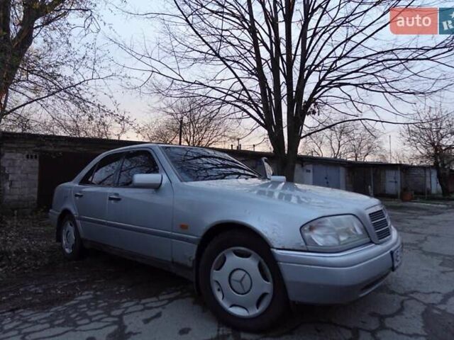 Мерседес Ц-Класс 1993 в Днепре (Днепропетровске) на Automoto.ua Серый Мерседес Ц-Класс, объемом двигателя 2 л и пробегом 200 тыс. км за 2454 $, фото 4 на Automoto.ua