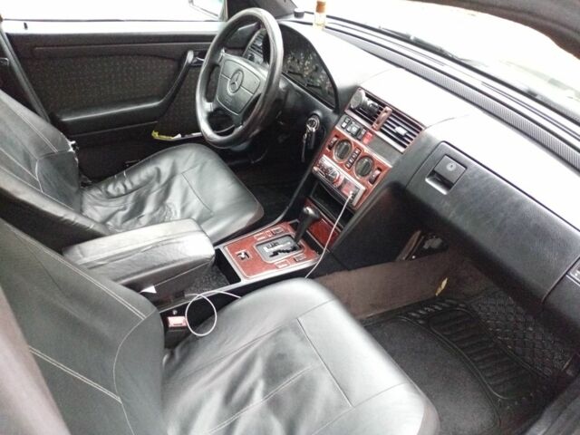 Серый Мерседес Ц-Класс, объемом двигателя 1.8 л и пробегом 500 тыс. км за 1900 $, фото 10 на Automoto.ua