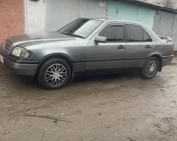 Серый Мерседес Ц-Класс, объемом двигателя 1.8 л и пробегом 400 тыс. км за 2100 $, фото 7 на Automoto.ua