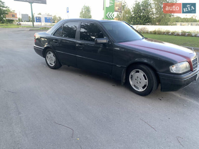 Серый Мерседес Ц-Класс, объемом двигателя 2.2 л и пробегом 189 тыс. км за 4000 $, фото 3 на Automoto.ua