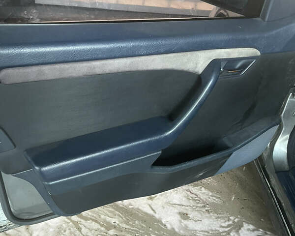 Серый Мерседес Ц-Класс, объемом двигателя 1.8 л и пробегом 400 тыс. км за 2100 $, фото 17 на Automoto.ua