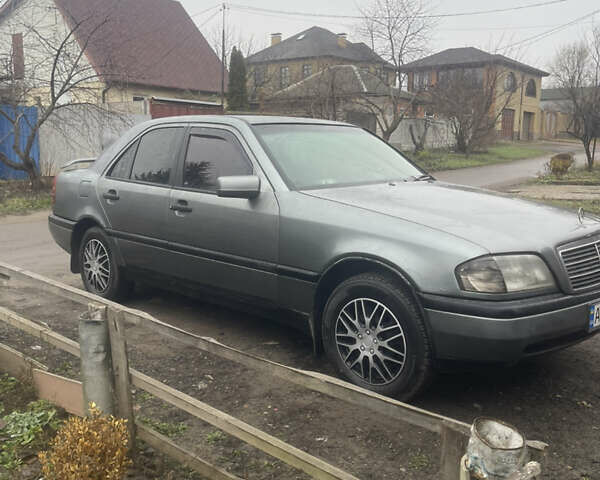 Серый Мерседес Ц-Класс, объемом двигателя 1.8 л и пробегом 400 тыс. км за 2100 $, фото 5 на Automoto.ua