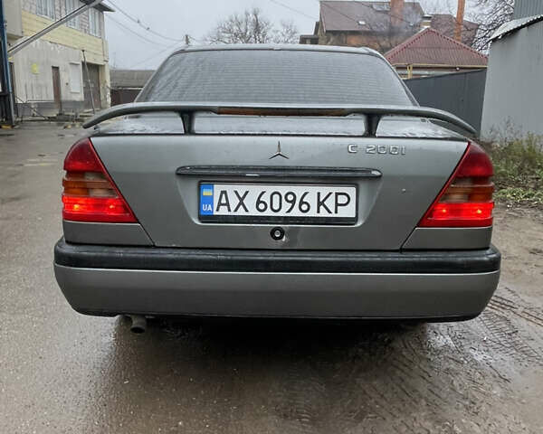 Серый Мерседес Ц-Класс, объемом двигателя 1.8 л и пробегом 400 тыс. км за 2100 $, фото 1 на Automoto.ua