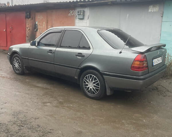 Серый Мерседес Ц-Класс, объемом двигателя 1.8 л и пробегом 400 тыс. км за 2100 $, фото 6 на Automoto.ua