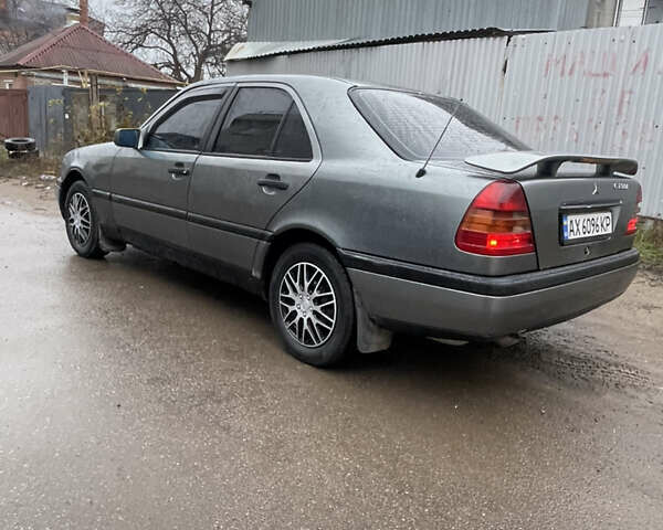 Серый Мерседес Ц-Класс, объемом двигателя 1.8 л и пробегом 400 тыс. км за 2100 $, фото 10 на Automoto.ua