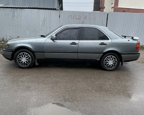 Серый Мерседес Ц-Класс, объемом двигателя 1.8 л и пробегом 400 тыс. км за 2100 $, фото 9 на Automoto.ua