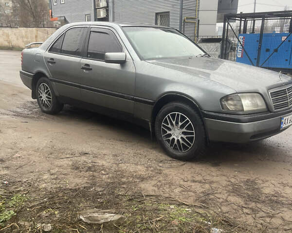 Серый Мерседес Ц-Класс, объемом двигателя 1.8 л и пробегом 400 тыс. км за 2100 $, фото 3 на Automoto.ua