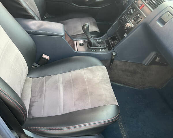 Серый Мерседес Ц-Класс, объемом двигателя 1.8 л и пробегом 400 тыс. км за 2100 $, фото 19 на Automoto.ua