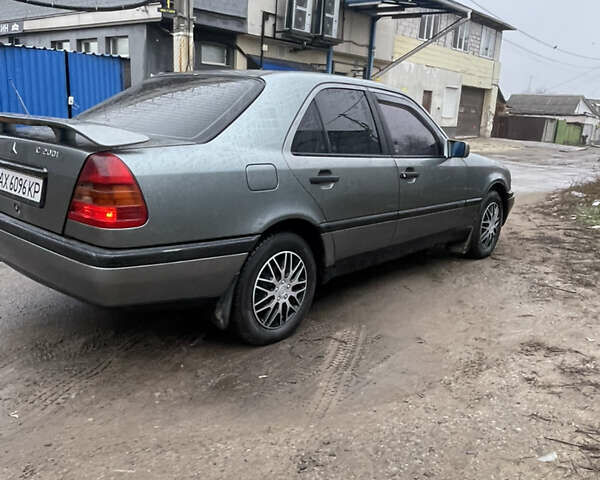 Серый Мерседес Ц-Класс, объемом двигателя 1.8 л и пробегом 400 тыс. км за 2100 $, фото 2 на Automoto.ua